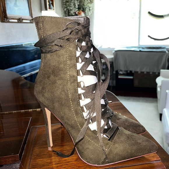 Olive 🫒 Green Ballerina Heels - Picture 3 of 3